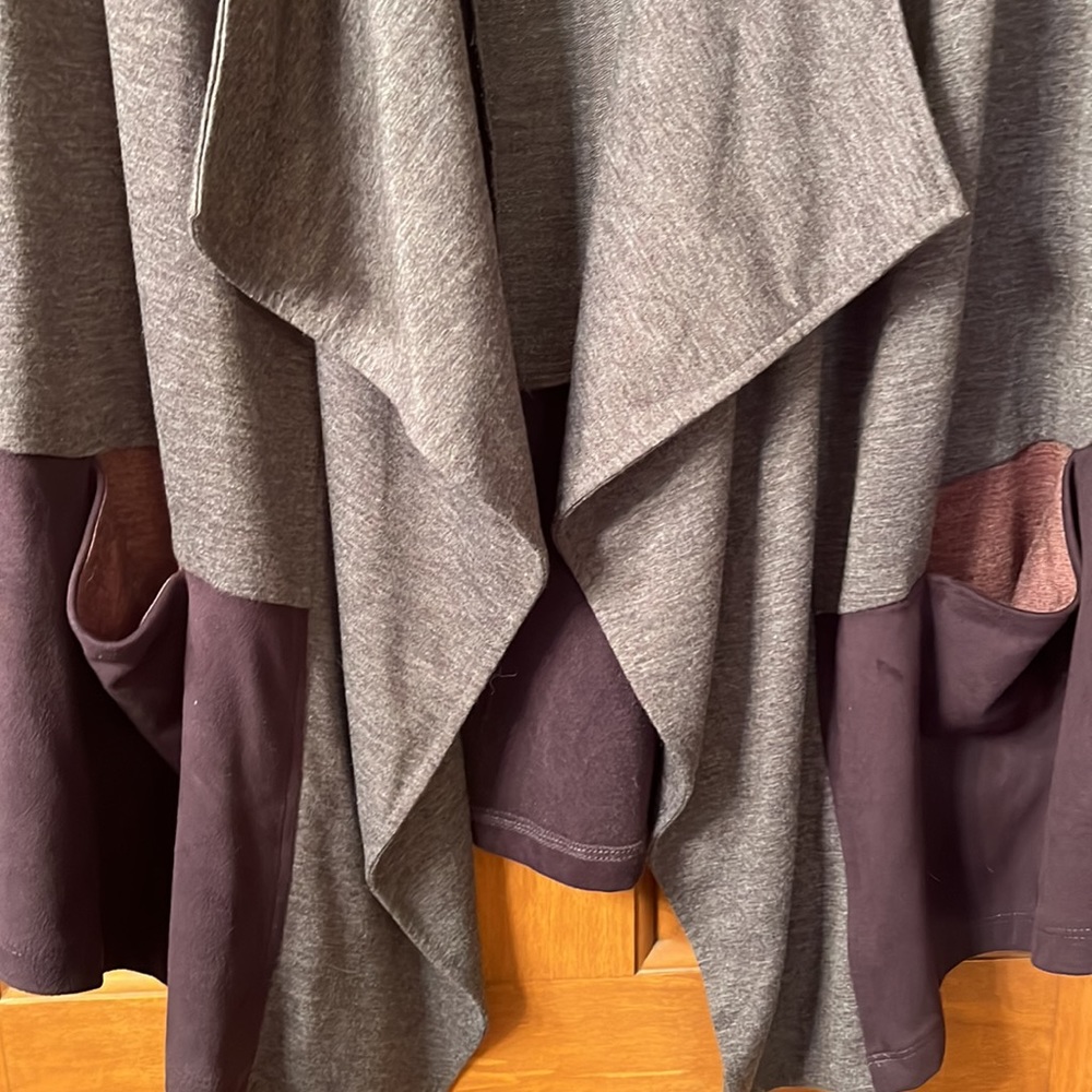 LOGO cardigan, excellent condition! - Picture 2 of 5